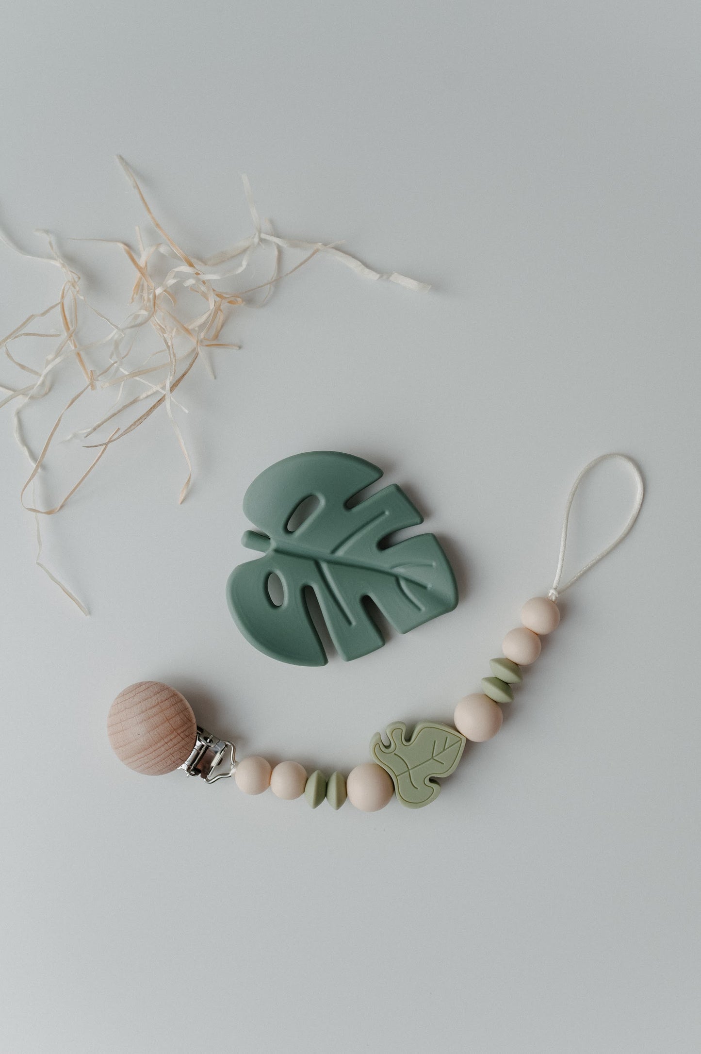 Pacifier holder and teether "Monstera leaf"